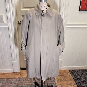 London Fog Overcoat/Trench coat
Khaki with Removable insulated lining
Size Large
